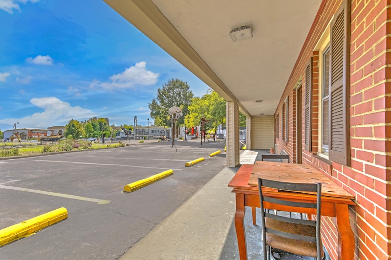 OYO Palm Leaf Motel 22/32