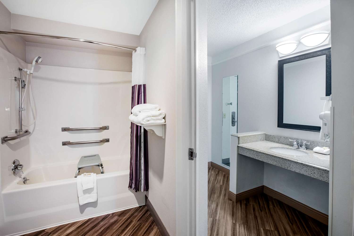 La Quinta Inn & Suites by Wyndham Houston Baytown East 43/47