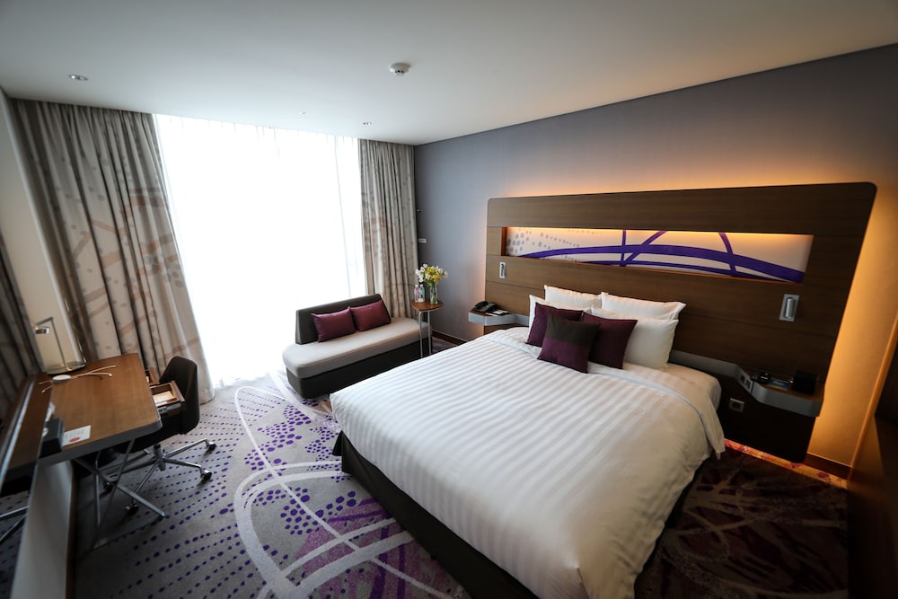 DELUXE, KING BED
