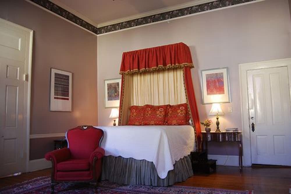 Rothschild-Pound House Inn 19/76