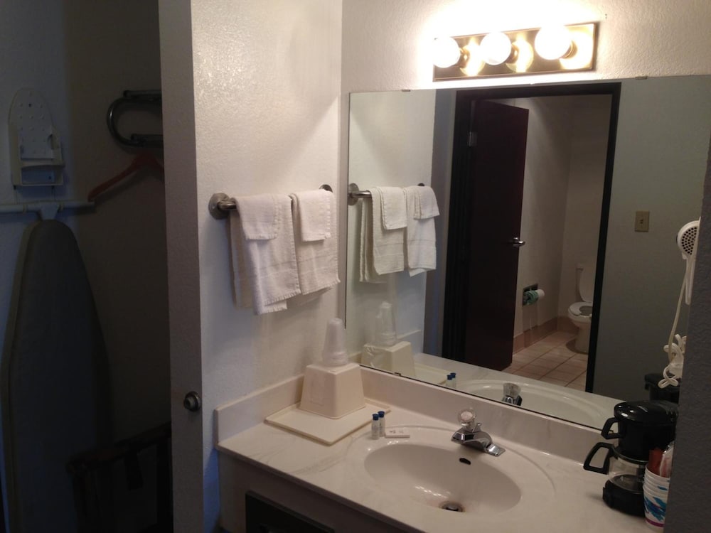 Brentwood Inn Suites 40/41