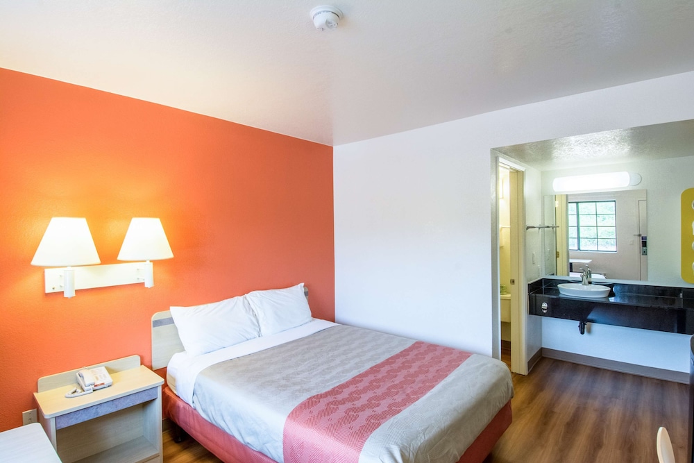 غرفة قياسية بسرير مزدوج لذوي الإعاقة، Motel6 Redding, CA - North 2/6