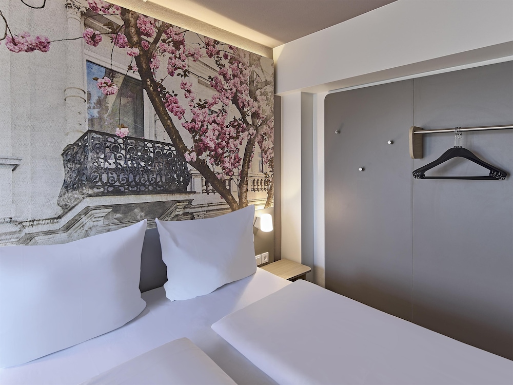 ROOM, DOUBLE BED
