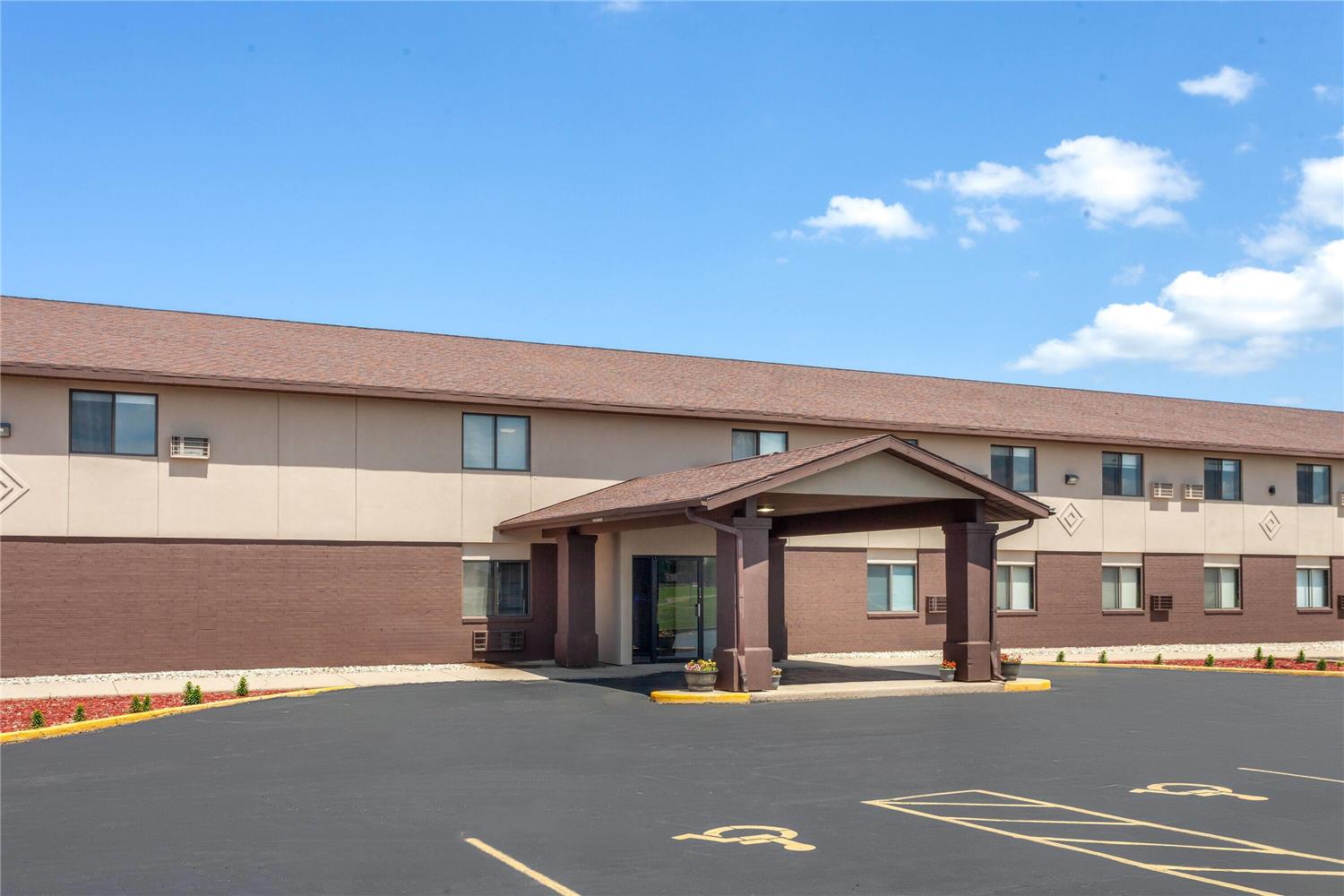 Baymont by Wyndham Oshkosh Airport 28/32