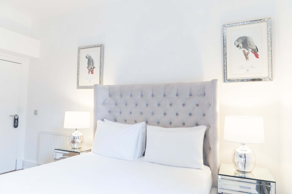JUNIOR, STUDIO, QUEEN BED, KITCHENETTE