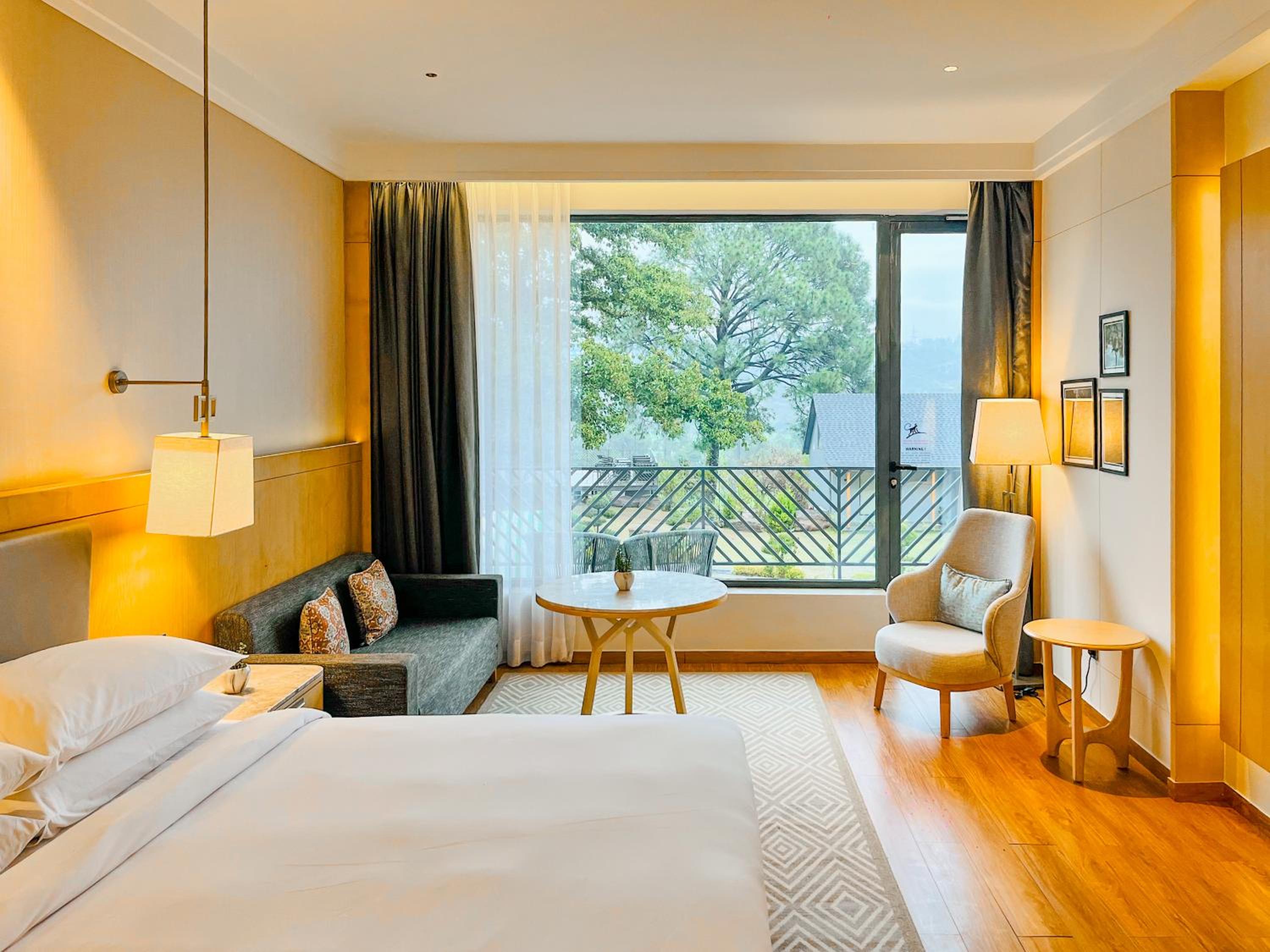 Guest Room, Premium, King Bed, Statue View, Mountain View, Balcony