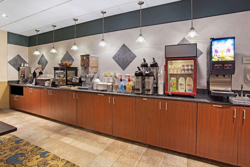 La Quinta Inn Suites By Wyndham Stonington Mystic Area 15/59