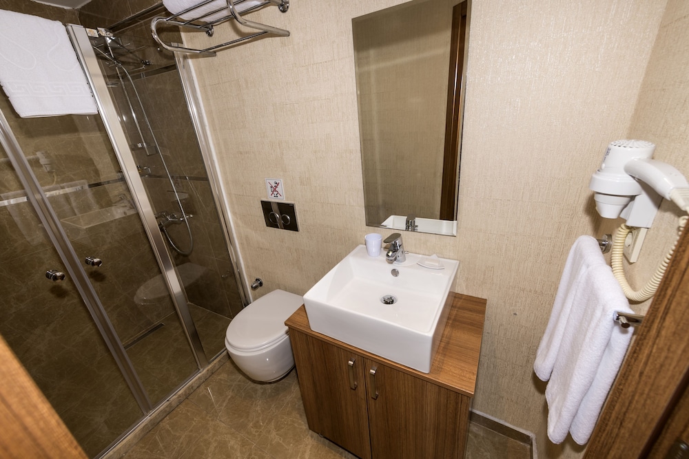B Guest Hotel 66/66