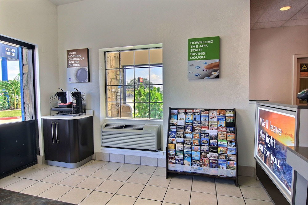 Motel6 Austin, TX - Central Downtown UT 40/53
