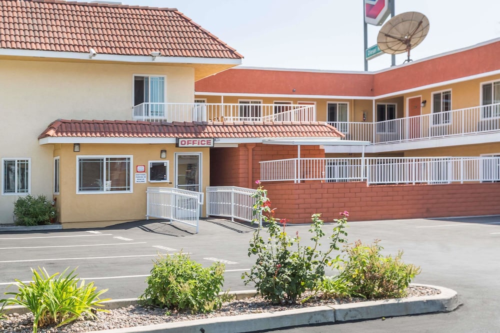Super 8 by Wyndham Azusa CA