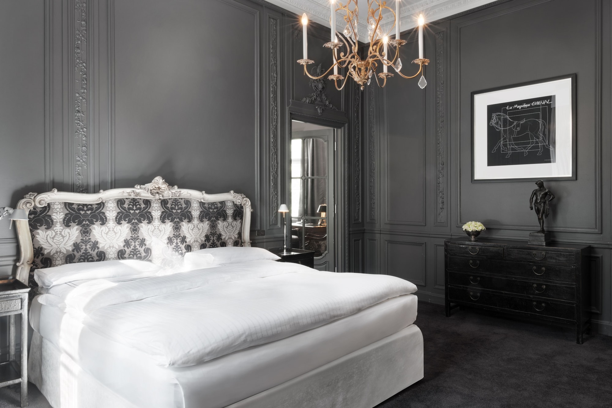 EXECUTIVE, SUITE