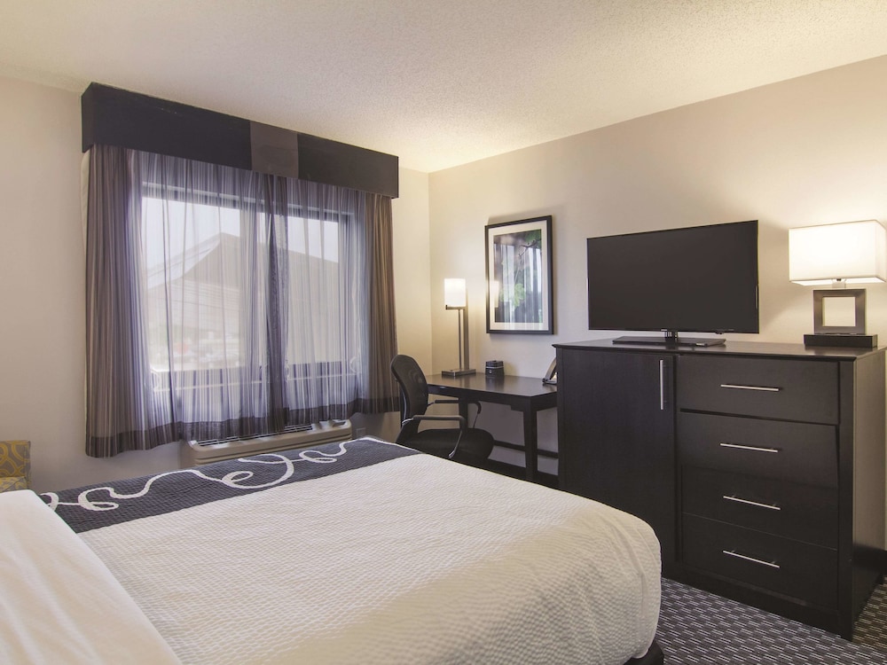La Quinta Inn & Suites by Wyndham Cleveland - Airport North 11/44