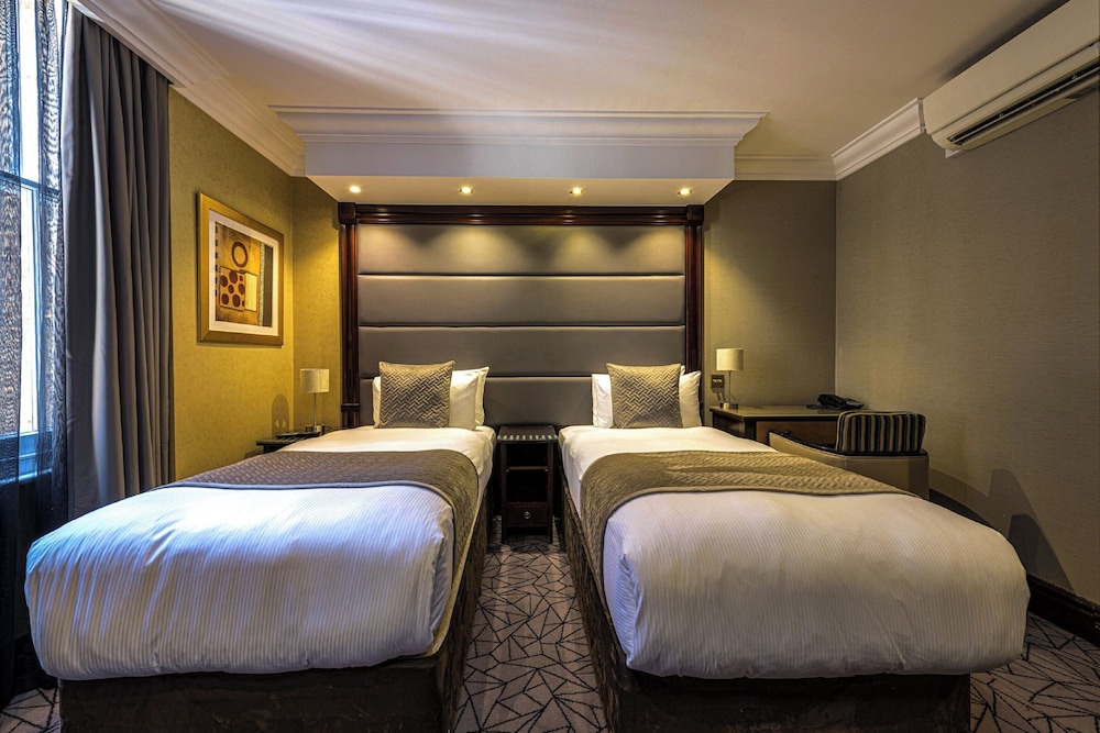 Club, Twin Beds