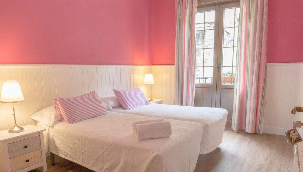 ROOM, DOUBLE OR TWIN BED, EXTERNAL BATHROOM