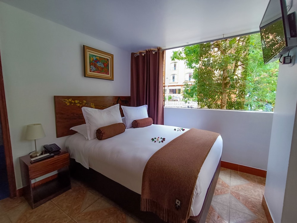 SUPERIOR, FAMILY, 1 KING AND 1 SINGLE BEDS