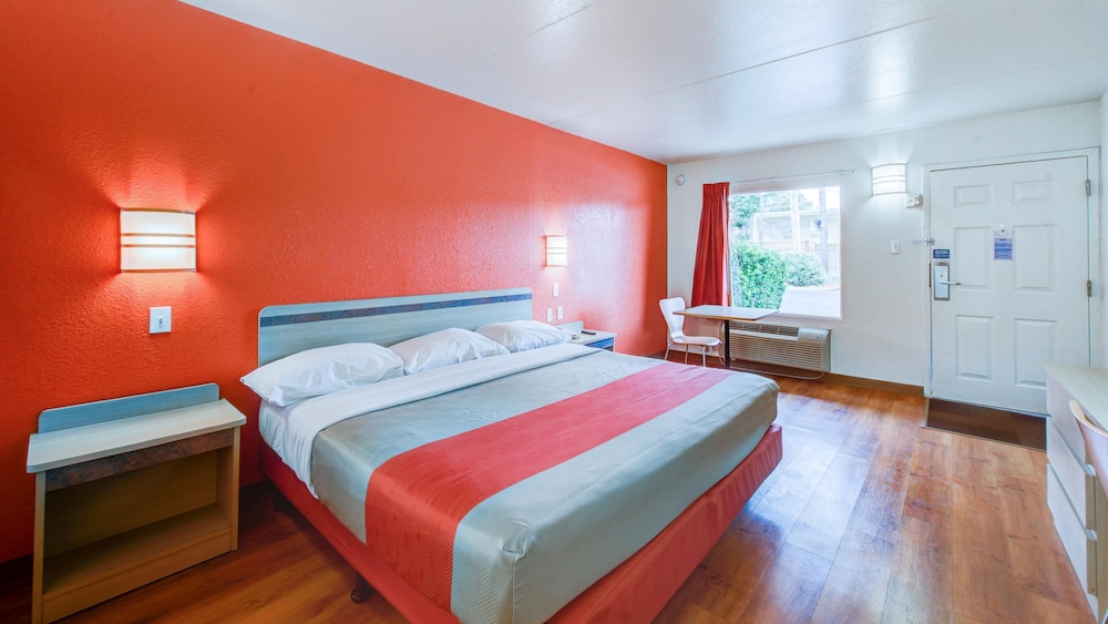 Travelodge by Wyndham Norfolk Airport 21/48