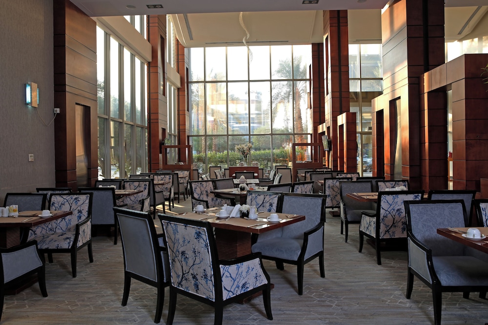 قصر الحمراء من ورويك(Al Hamra Palace By Warwick) 40/50