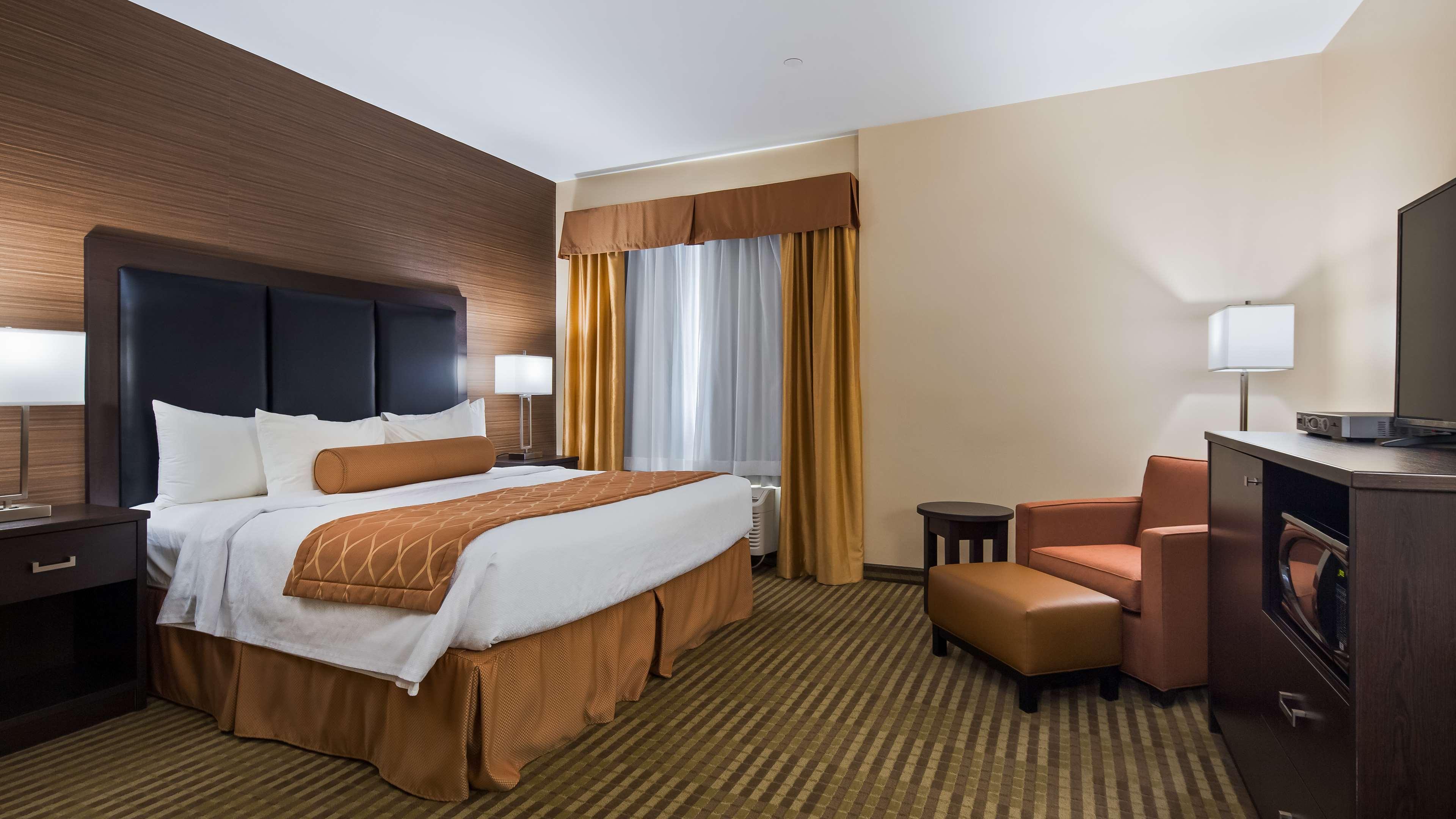 Suite, King Bed, Accessible