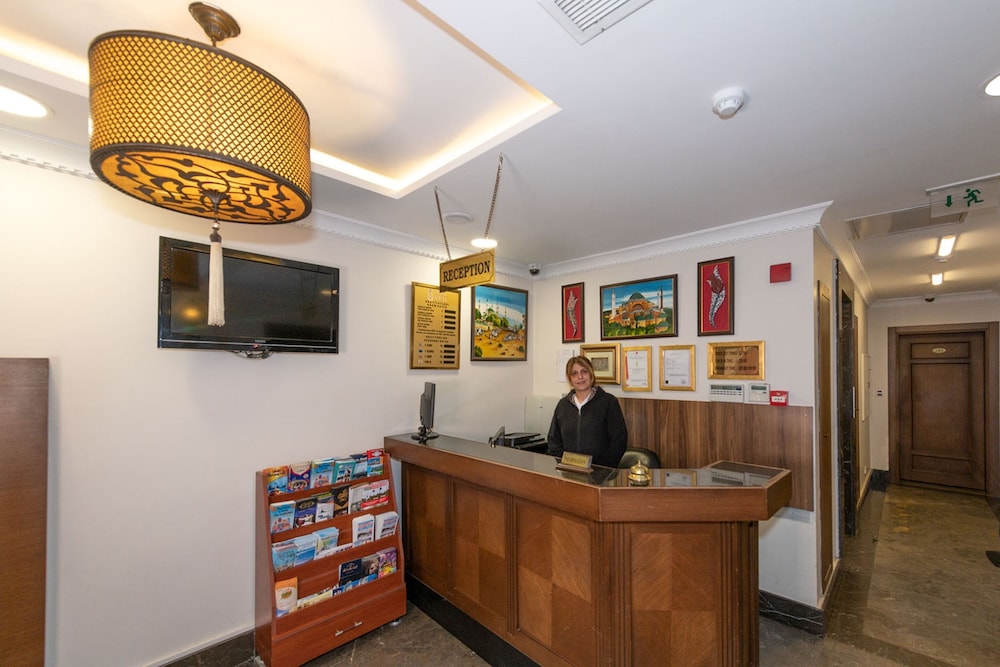Aristocrat Hotel 55/68