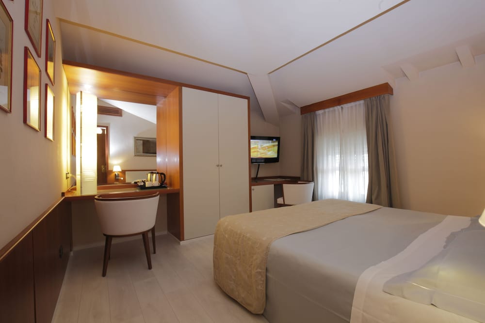 ROOM, FRENCH BED, SMALL