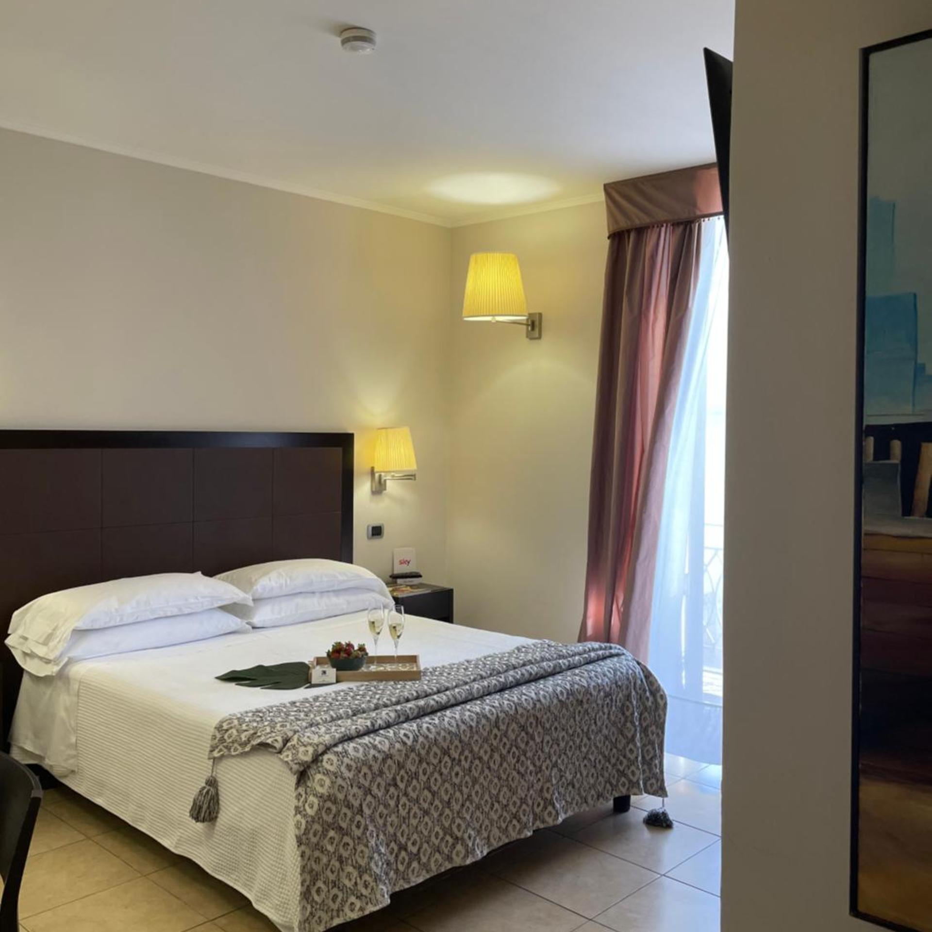 Deluxe, Double Bed, Lateral Side Sea View