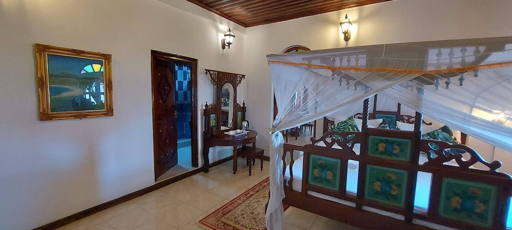 TAUSI PALACE HOTEL 11/90