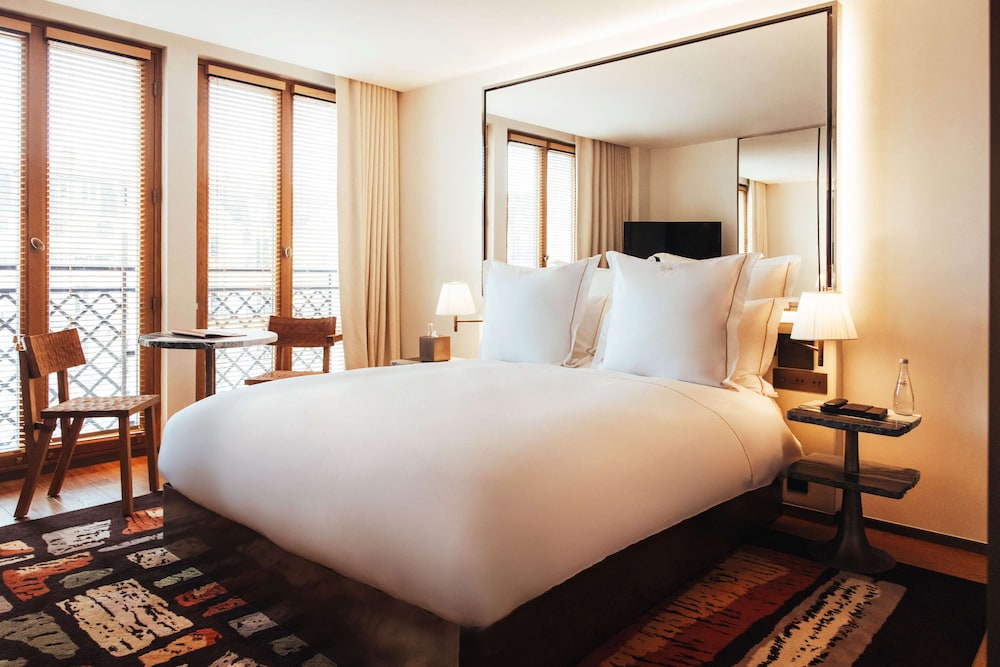 DELUXE, QUEEN BED