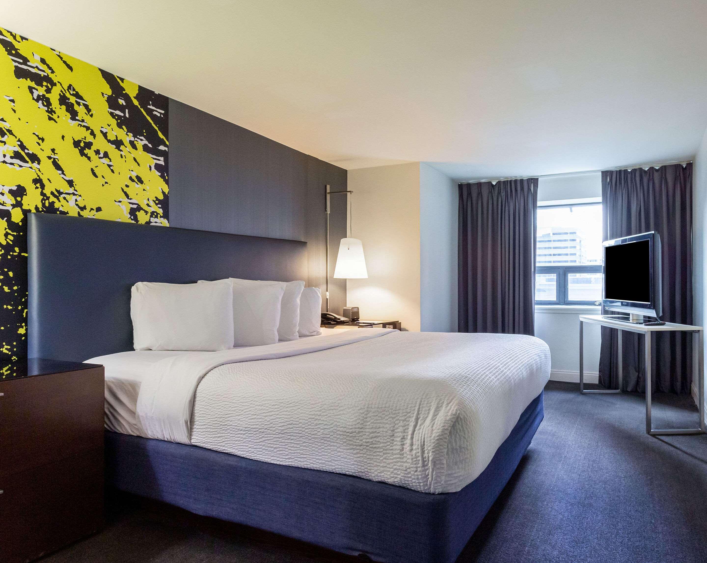 SUITE, KING BED