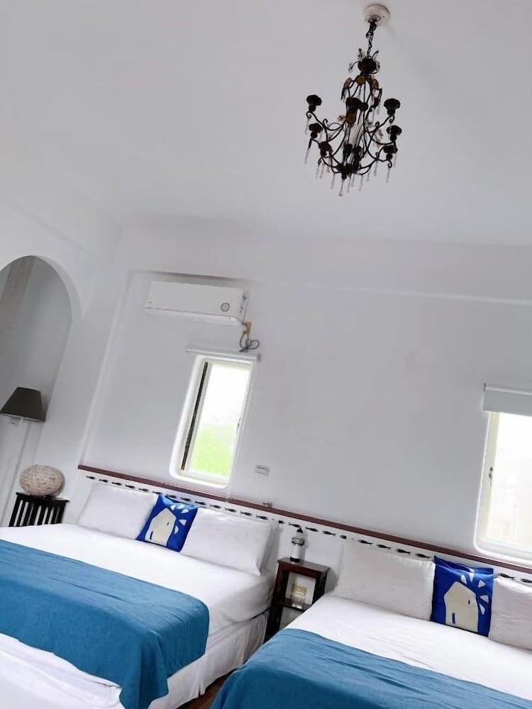 Greek frontier villa 14/49