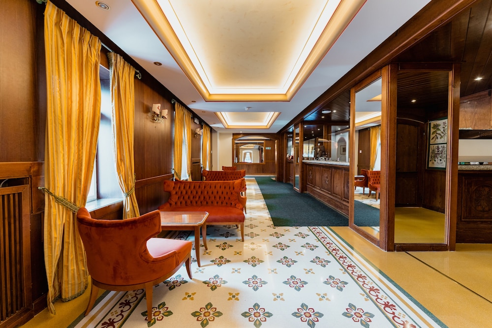 Serena Hotel 28/50