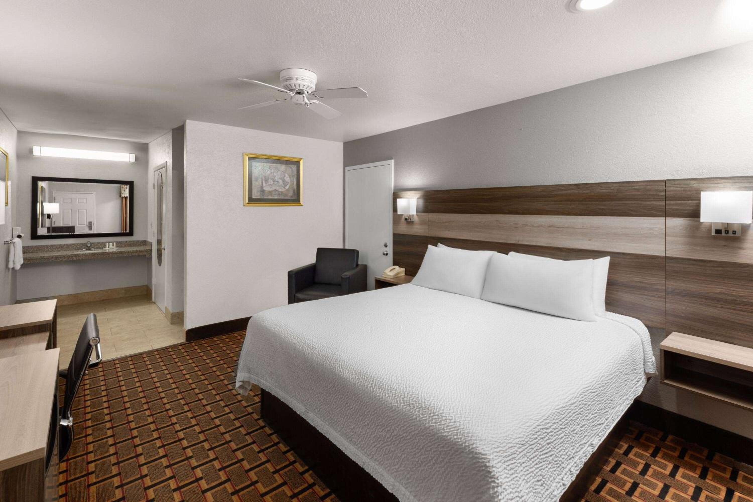 غرفة بسرير كينج بحوض استحمام لذوي الإعاقة، Ramada Limited San Angelo 2/6