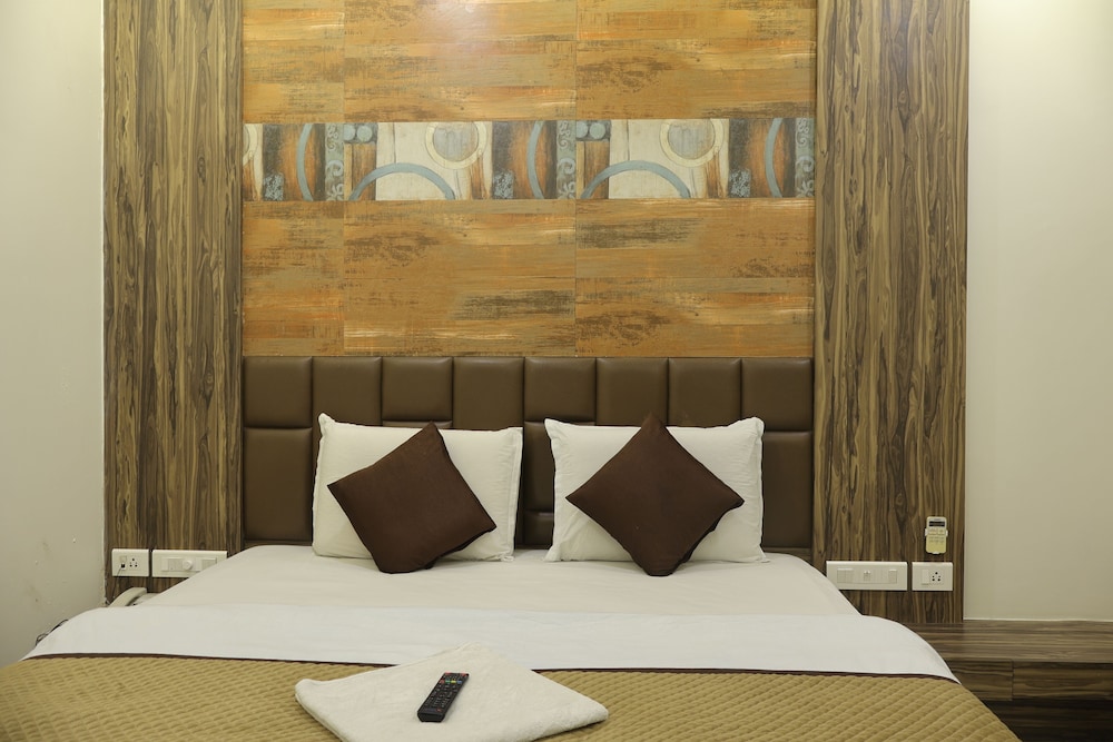 OYO Rooms Thaltej SG Highway 18/51