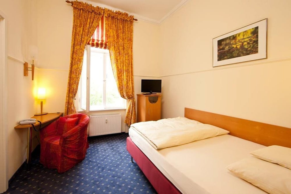 HOTEL AUGUSTA 12/50