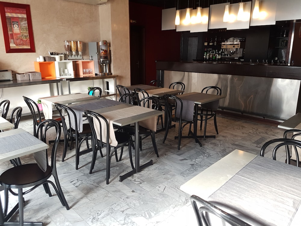 Adonis Arc Hotel Aix 49/68