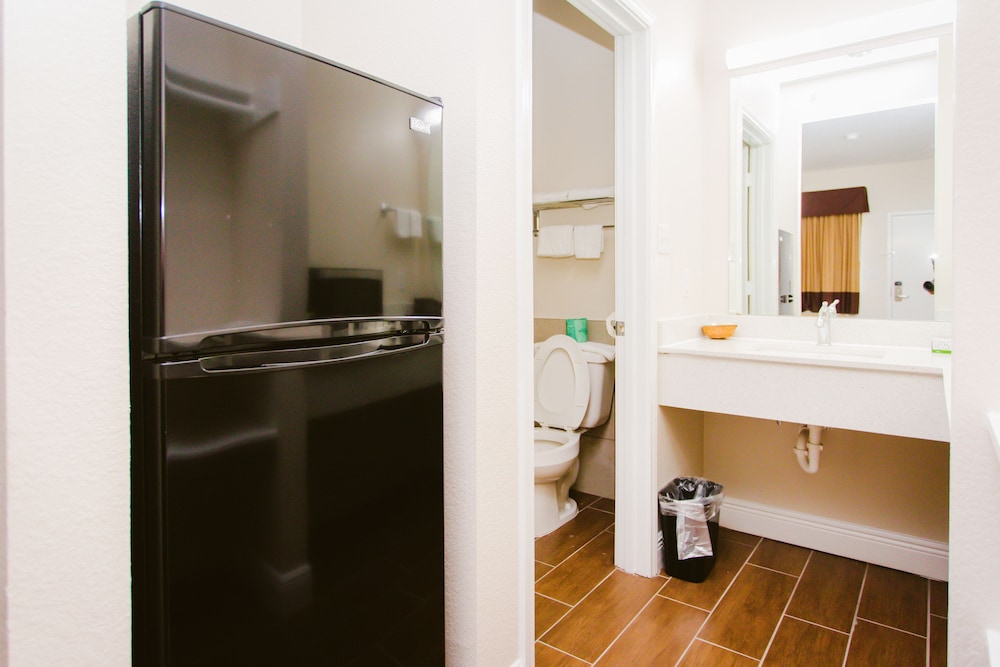 Scottish Inn & Suites 25/26