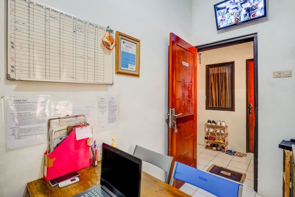 OYO 3878 Graha Hsc Syariah 4/17