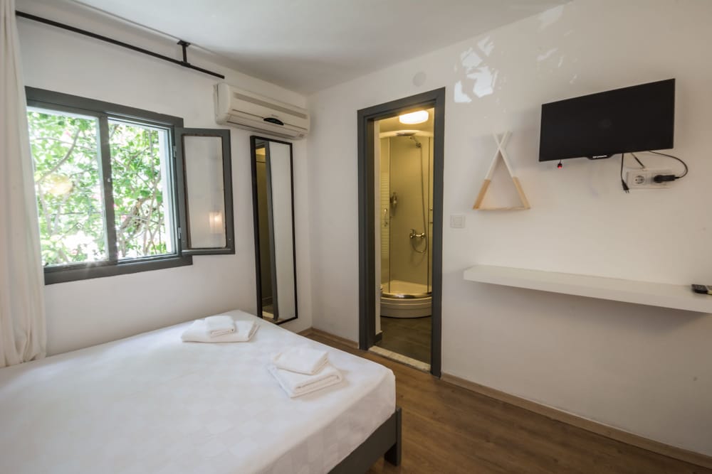 Daphnis Hotel 12/46