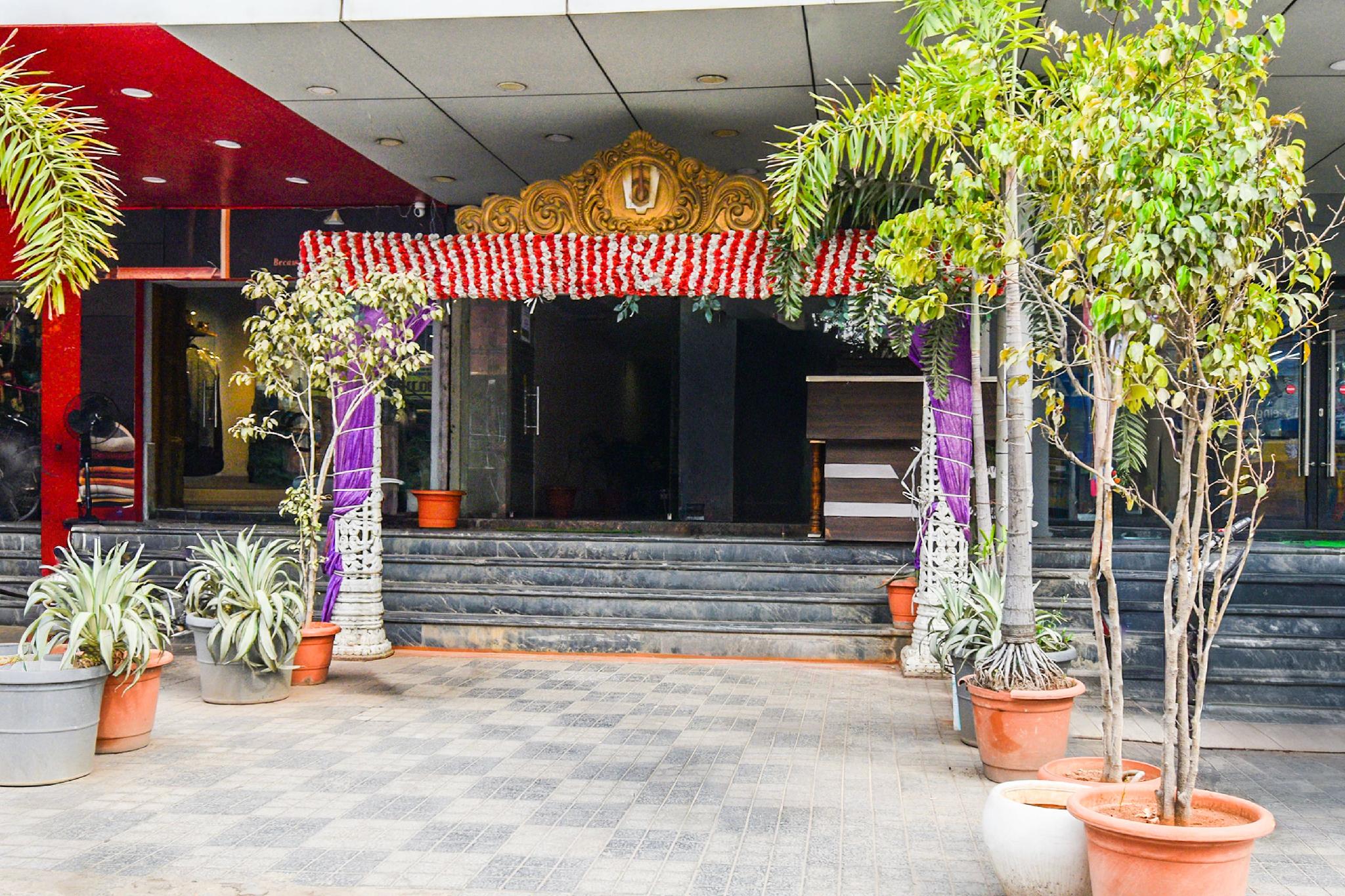 Oyo 10225 Hotel Sree Chandana 17/50