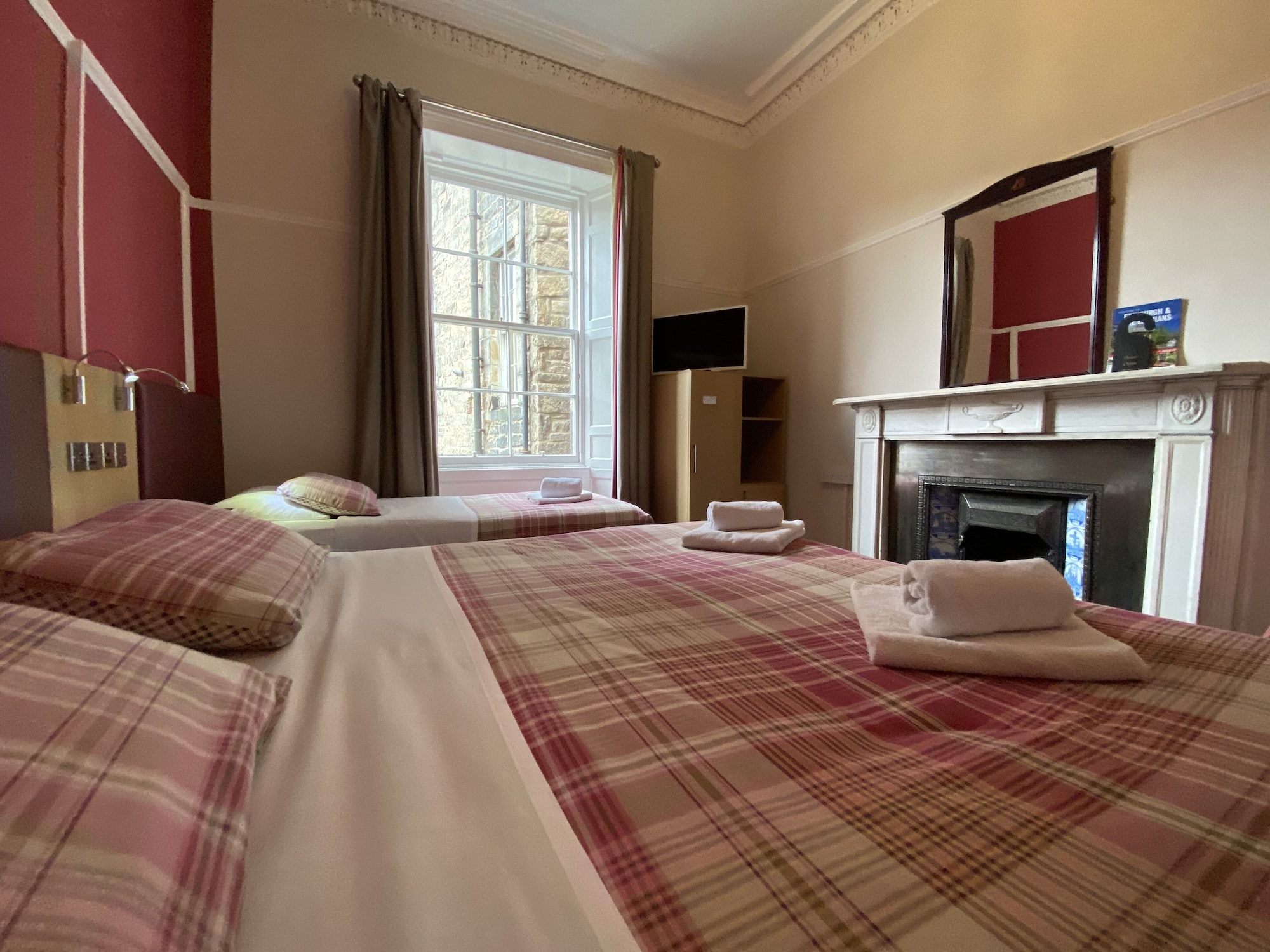 غرفة كومفورت رباعية بسرير كوين وسريرين منفصلين، Regent House Hotel 2/6