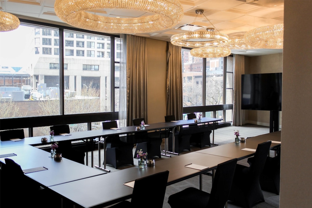 Thompson Chicago Ex Sutton Place Hotel 67/77