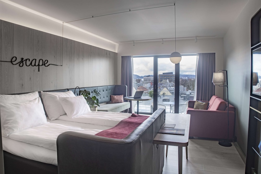 ROOM, QUEEN BED, BALCONY