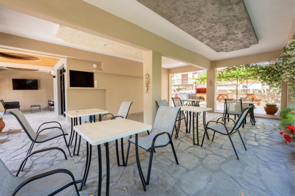 Milonas House Apartments 47/50
