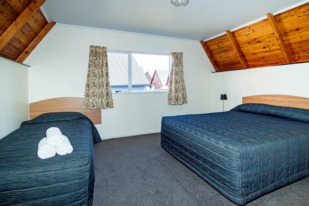 Mountain Chalets Motel 18/53