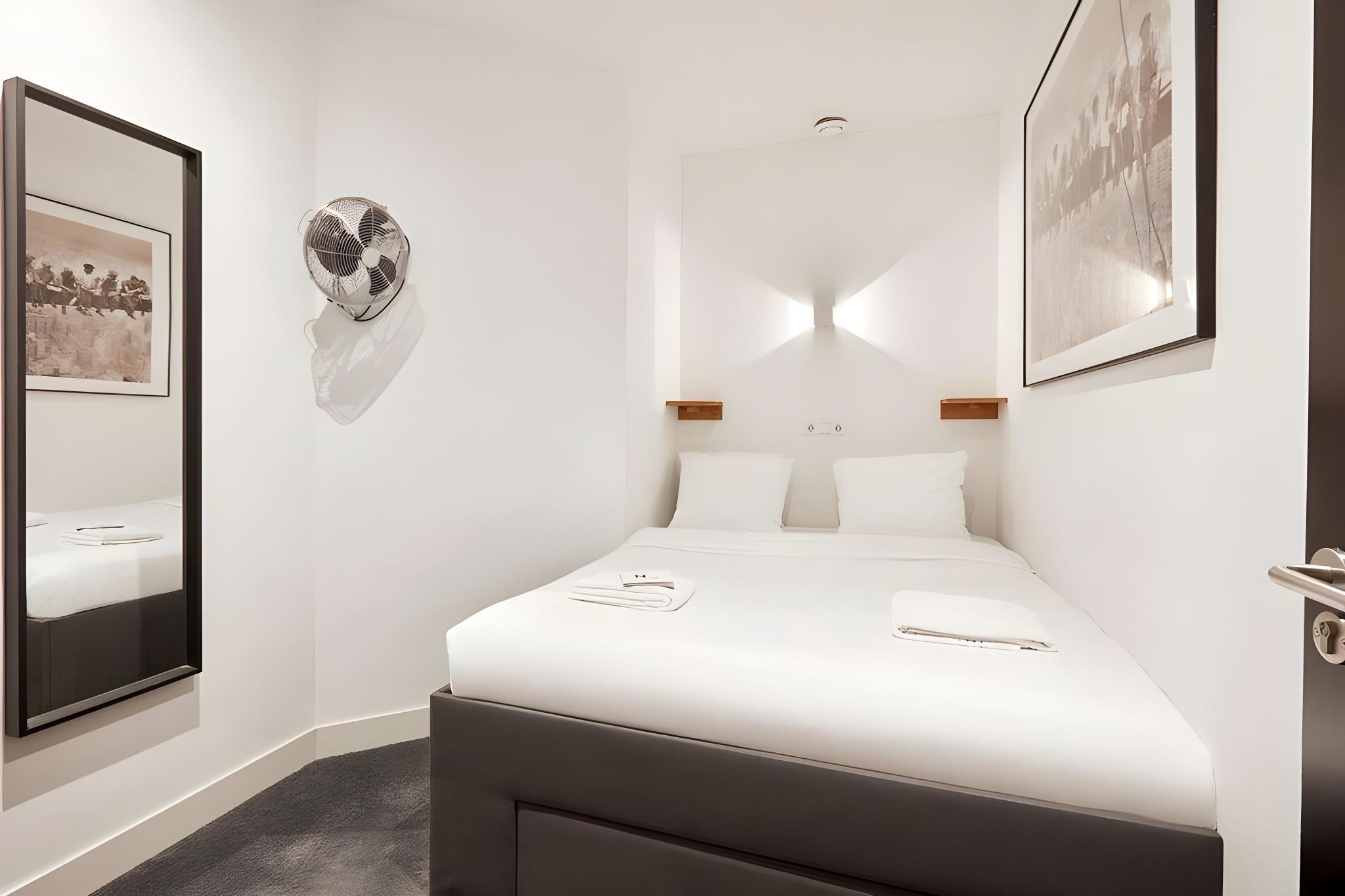 Sin City, Basic, King Bed, Shared Bathroom