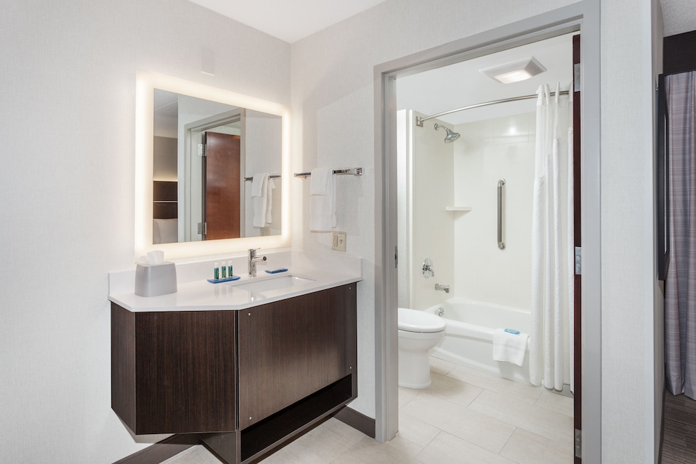 Holiday Inn Express Hotel & Suites South Portland 17/54