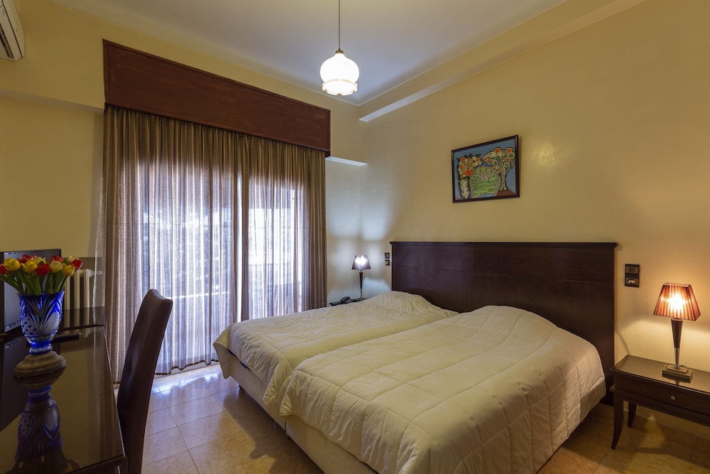 ROOM, TRIPLE, 1 QUEEN AND 1 SINGLE BED