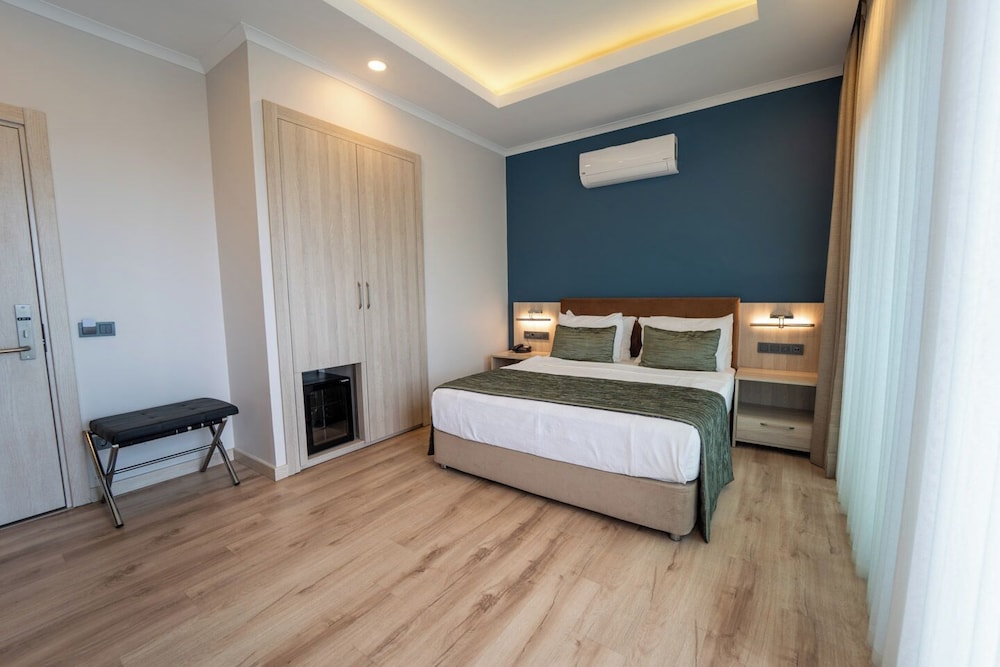 DELUXE, DOUBLE BED, MOUNTAIN VIEW