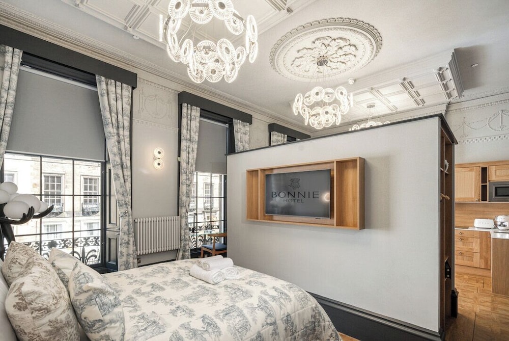 Bonnie Hotel 36/50