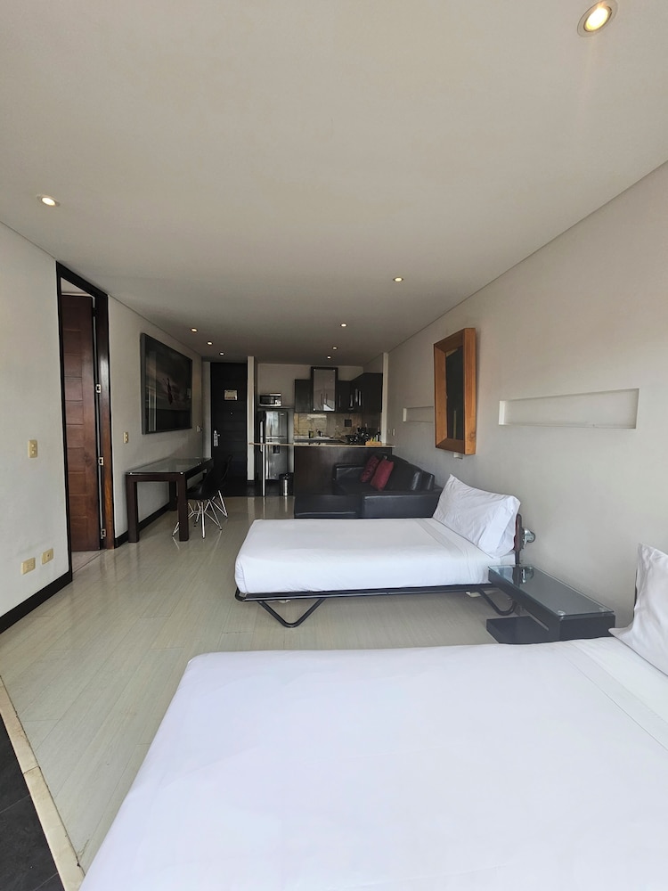 1 BEDROOM, FAMILY SUITE, KITCHEN