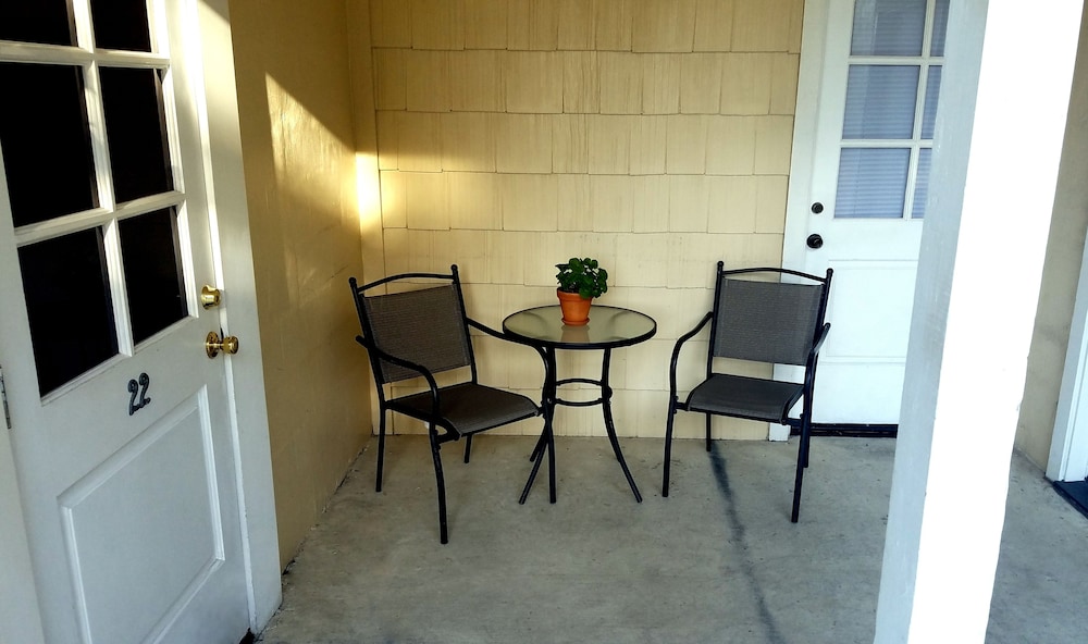 Malibu Country Inn 30/50